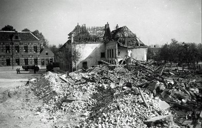 <p>Begin april 1945 trekt het geallieerde leger noordwaarts over de rechter oever van de IJssel. Voorafgaand aan de bevrijding van Zutphen raken Canadese troepen in zware gevechten verwikkeld met de Duitse bezetter, die de stad als ‘Festung’ hadden aangemerkt die onder geen beding mocht worden prijsgegeven. Na een heftige strijd wordt Zutphen op 8 april bevrijd. De Duitsers trekken zich terug over de IJssel en zitten dan nog in de Hoven. Bij hun aftocht laten zij niet alleen beide IJsselbruggen springen, maar blazen ze ook de als magazijn dienstdoende Fordgarage en voormalige Waliënkazerne op (Regionaal Archief Zutphen). </p>
